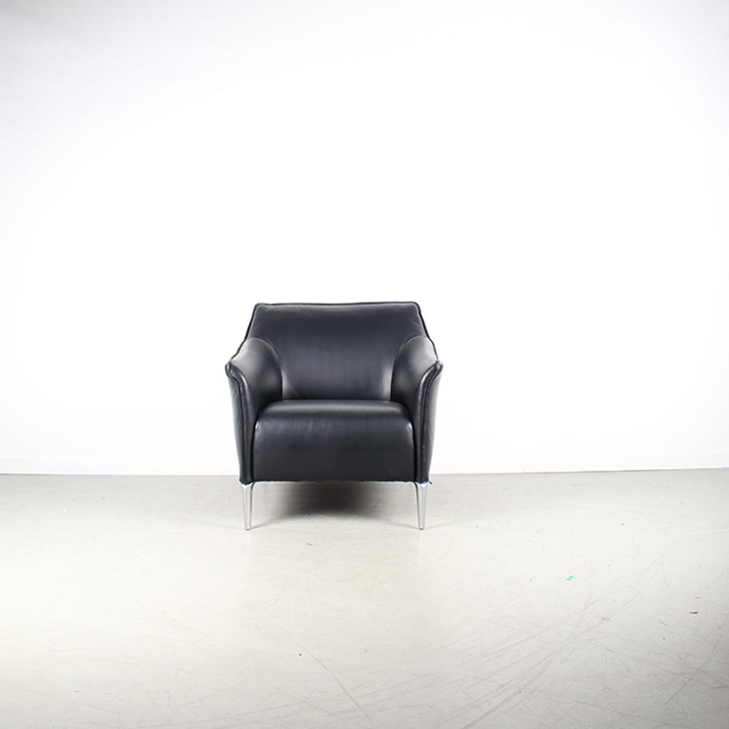 2x Leolux Mayon Fauteuil + Hocker Zwart Leer – Staal, Huis en Inrichting, Fauteuils, Niet ingevuld, Niet ingevuld, Ophalen of Verzenden