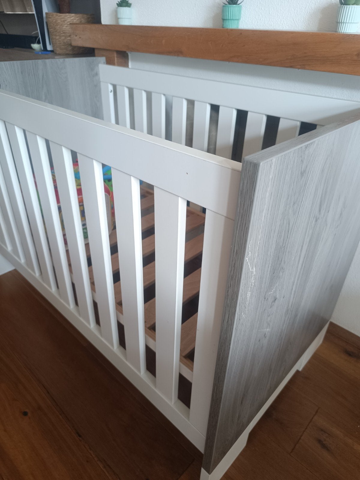 Babybedje - Ledikant (wit/grijs), Kinderen en Baby's, Ophalen of Verzenden