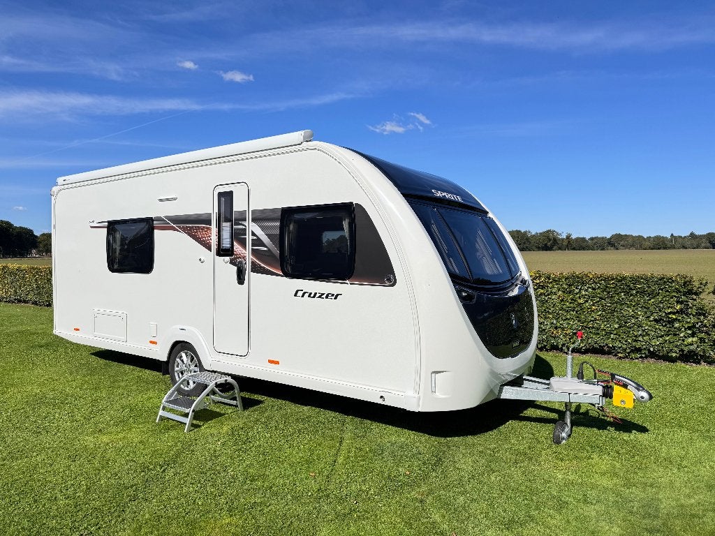 Sprite Cruzer 495SR–2022–Zgan–zeer compl. en luxe uitgevoerd, Caravans en Kamperen, Treinzit, Particulier, Schokbreker, 6 tot 7 meter