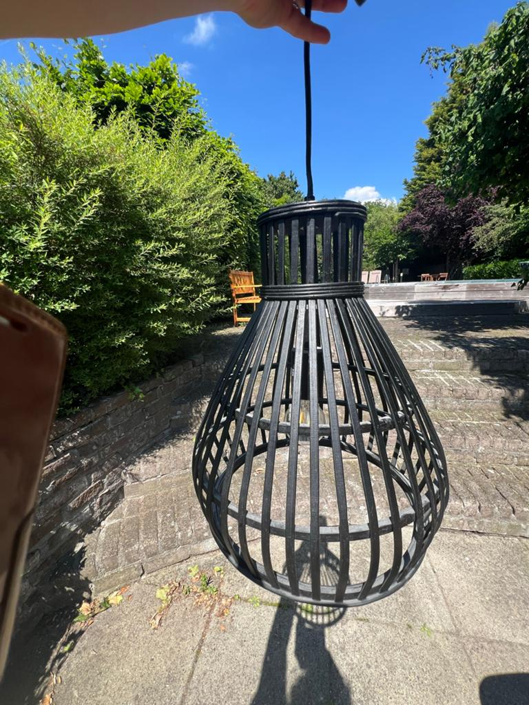 Zwarte Bamboe Hanglamp - Modern en Sfeervol, Huis en Inrichting, Lampen | Hanglampen, Ophalen, Gebruikt, Hout, Minder dan 50 cm