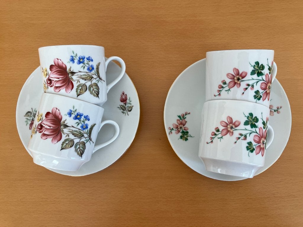 4 Kop en Schotels met 2 soorten bloemmotief  , Gebruikt, Ophalen of Verzenden, Overige stijlen, Kop(pen) en/of Schotel(s)