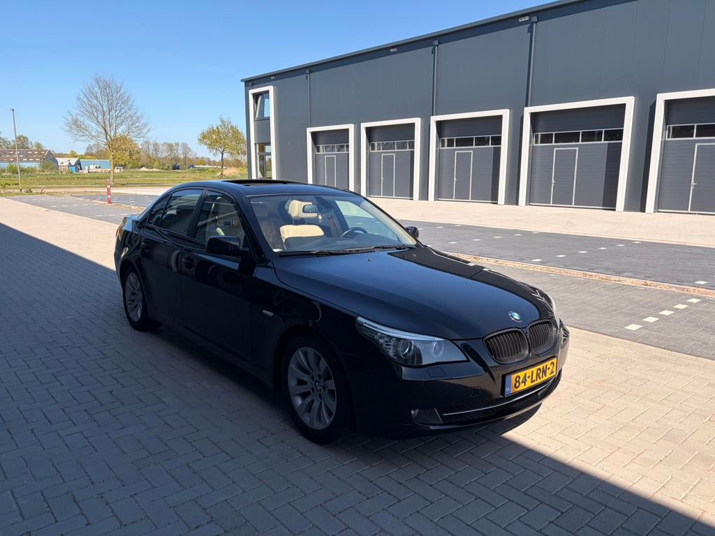 BMW 5-Serie 3.0 I 525 AUT 2009 Zwart, Auto's, Achterwielaandrijving, Beige, 2000 kg, 1505 kg