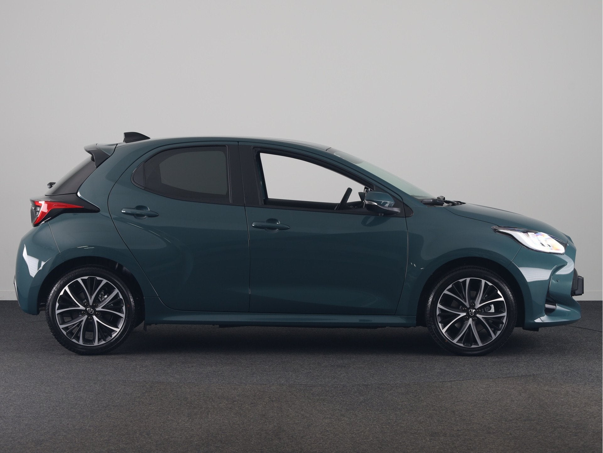 Toyota Yaris 1.5 Hybrid 115 Dynamic *NIEUW* | Direct leverba, Auto's, Stof, Zwart, 116 pk, 1490 cc