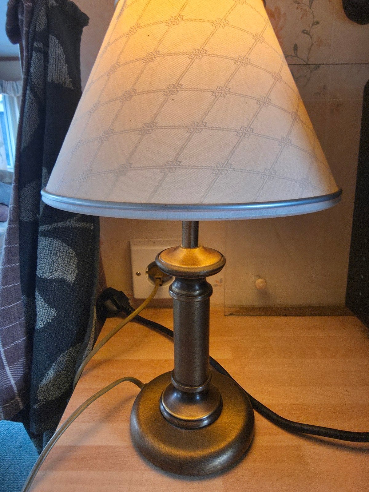 Klassieke bronzen tafellamp met ruitjes stoffen kap, Antiek en Kunst, Antiek | Lampen, Ophalen of Verzenden