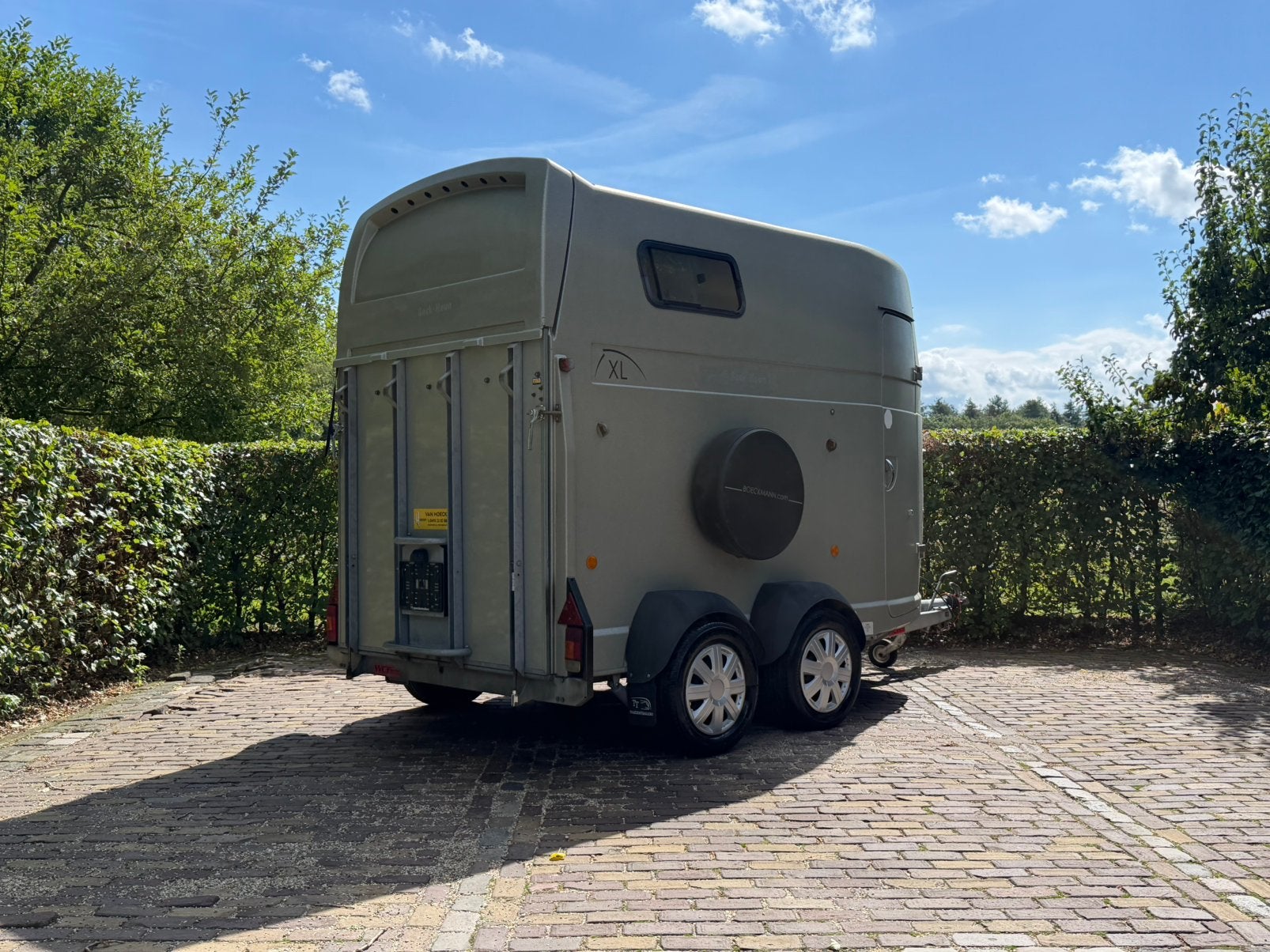 Zeer ruime 2 paards Bockmann met aluminium bodem, zadelkamer, Ophalen, Zo goed als nieuw, 2-paards trailer, TT paardentrailers