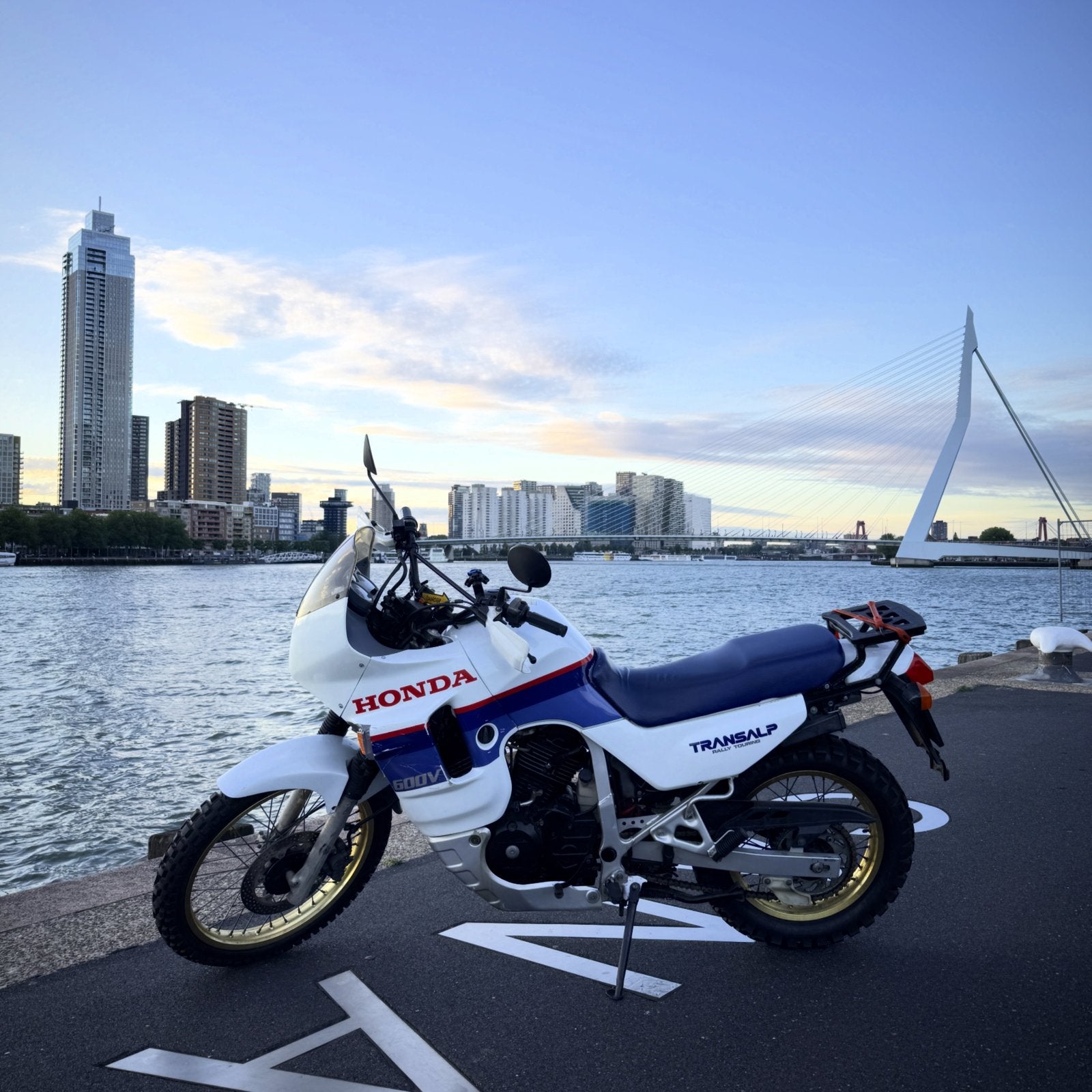 Honda Transalp 600V - nieuwe TKC80 + bat 1987, Motoren, 2 cilinders, Motorrijbewijs A, Gebruikt, Particulier