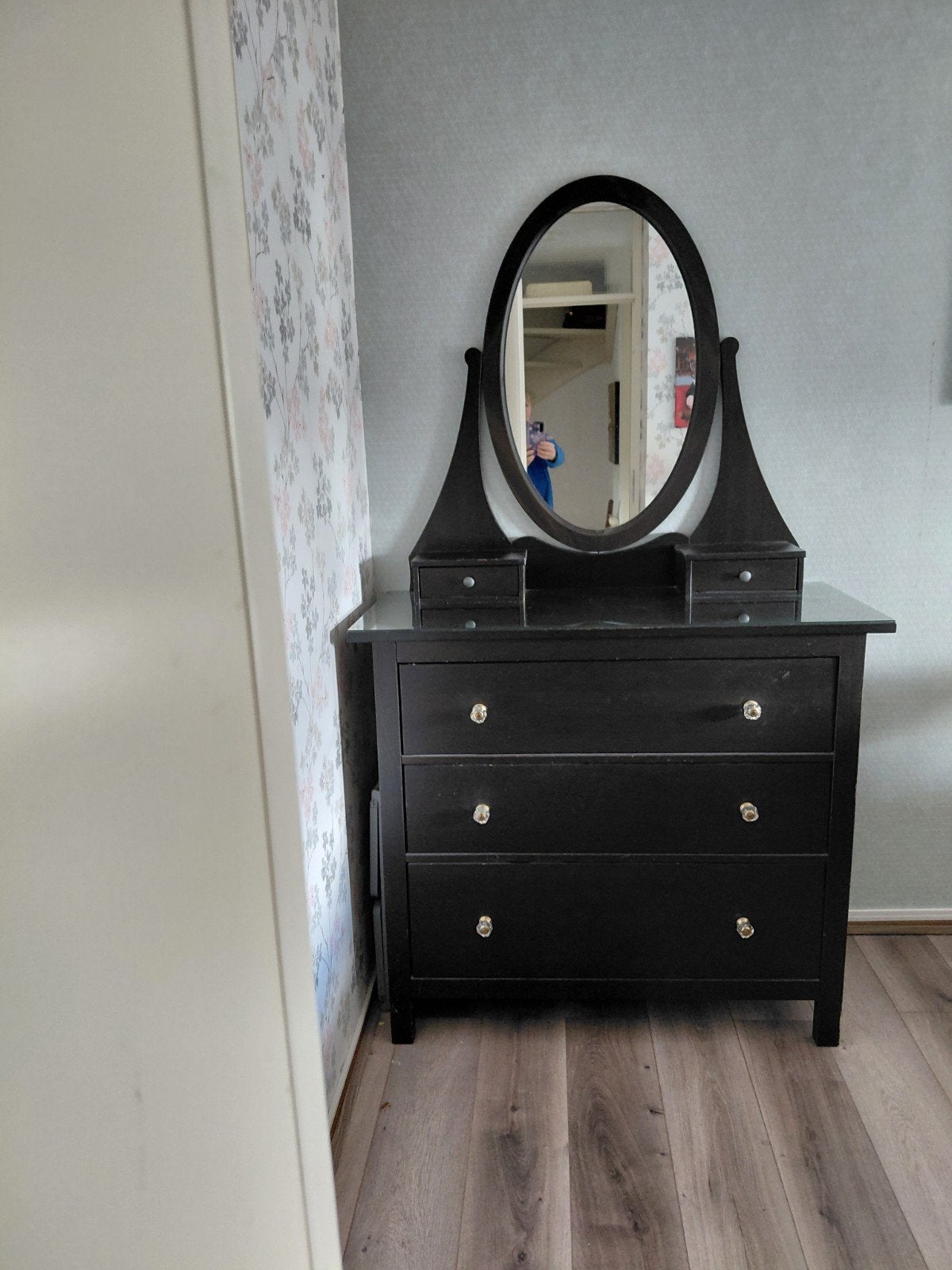IKEA Dressoir met diepe laden en spiegel, Huis en Inrichting, Gebruikt, 100 tot 150 cm, Modern, Hout