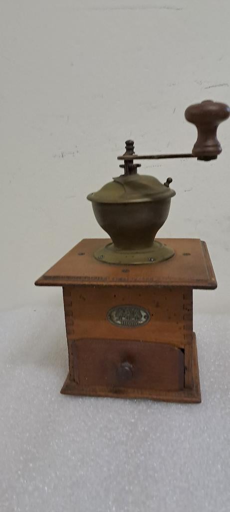 Antieke houten koffiemolen met metalen trechter, Ophalen of Verzenden