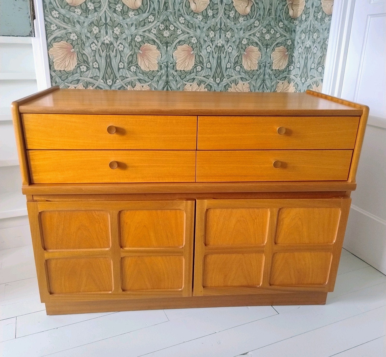 Mid Century Nathan Parker Teak Compact Sideboard 1970s, 100 tot 150 cm, Teakhout, Zo goed als nieuw, 3 of 4 laden