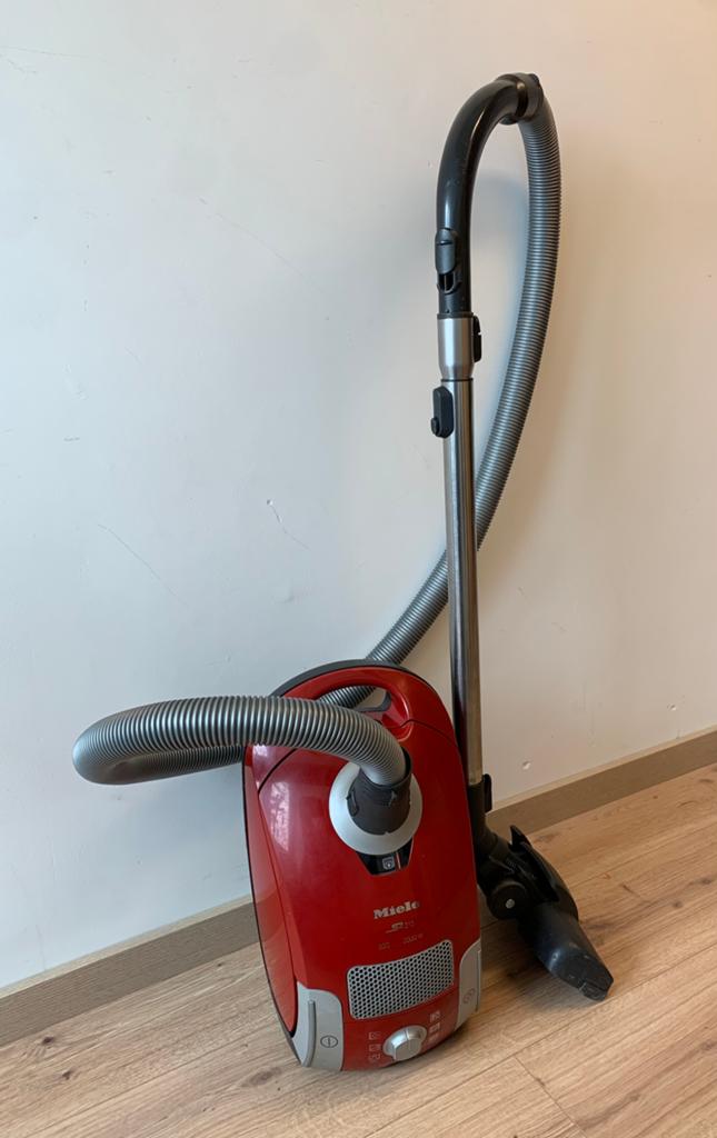 Miele stofzuiger 2000Watt., Geschikt voor harde vloeren, Zo goed als nieuw, Miele, 2000 watt of meer