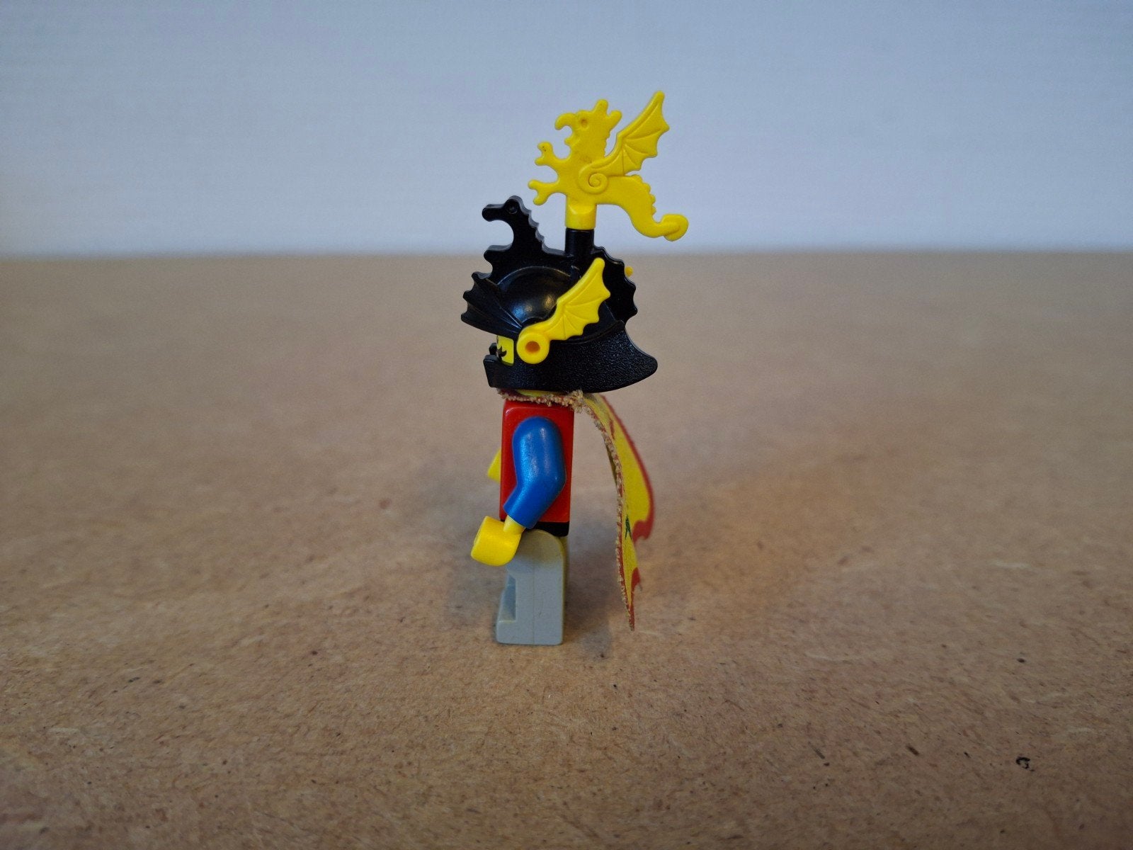 Lego Dragon Knight met cape. Jaren 90 Castle, Lego, Info@lego.com, 33 Bath Road, Slough, UK, Lego