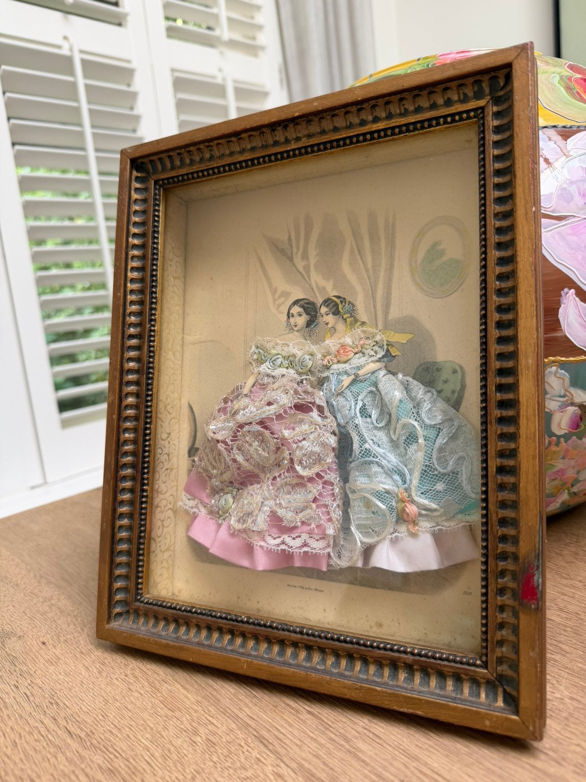 Mooie modeprent met kleding schilderij Frankrijk, Antiek en Kunst, Curiosa en Brocante, Ophalen of Verzenden