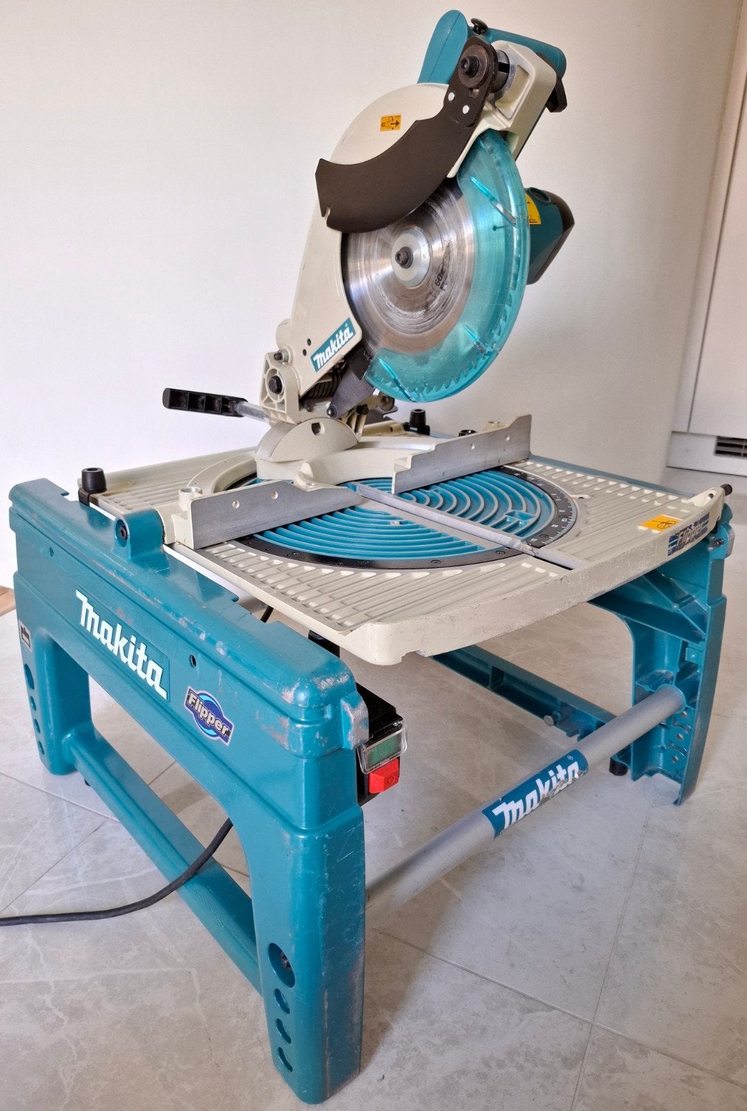 Makita LF1000 flipper zaagtafel 1650W bj2022 nieuwe geleider, Ophalen, Gebruikt, Cirkelzaag, 70 mm of meer