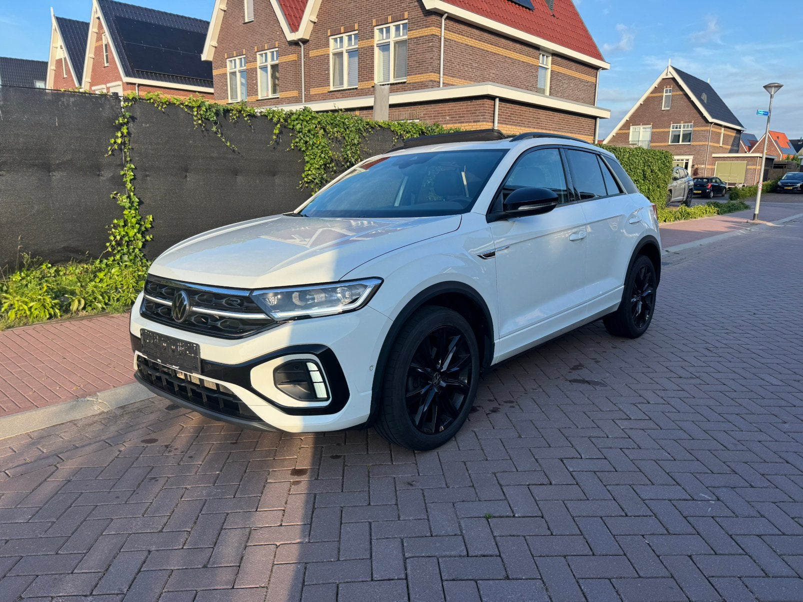 Volkswagen T-roc 1.5 3x R-Line Pano| Cam| Keyless| Black, Automaat, 150 pk, Dealer onderhouden, T-Roc