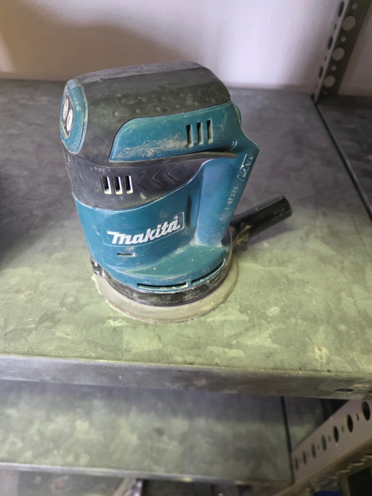 Makita 18V DBO180 Accu Excentrische Schuurmachine, Ophalen of Verzenden, Gebruikt, Minder dan 600 watt, Excentrische schuurmachine