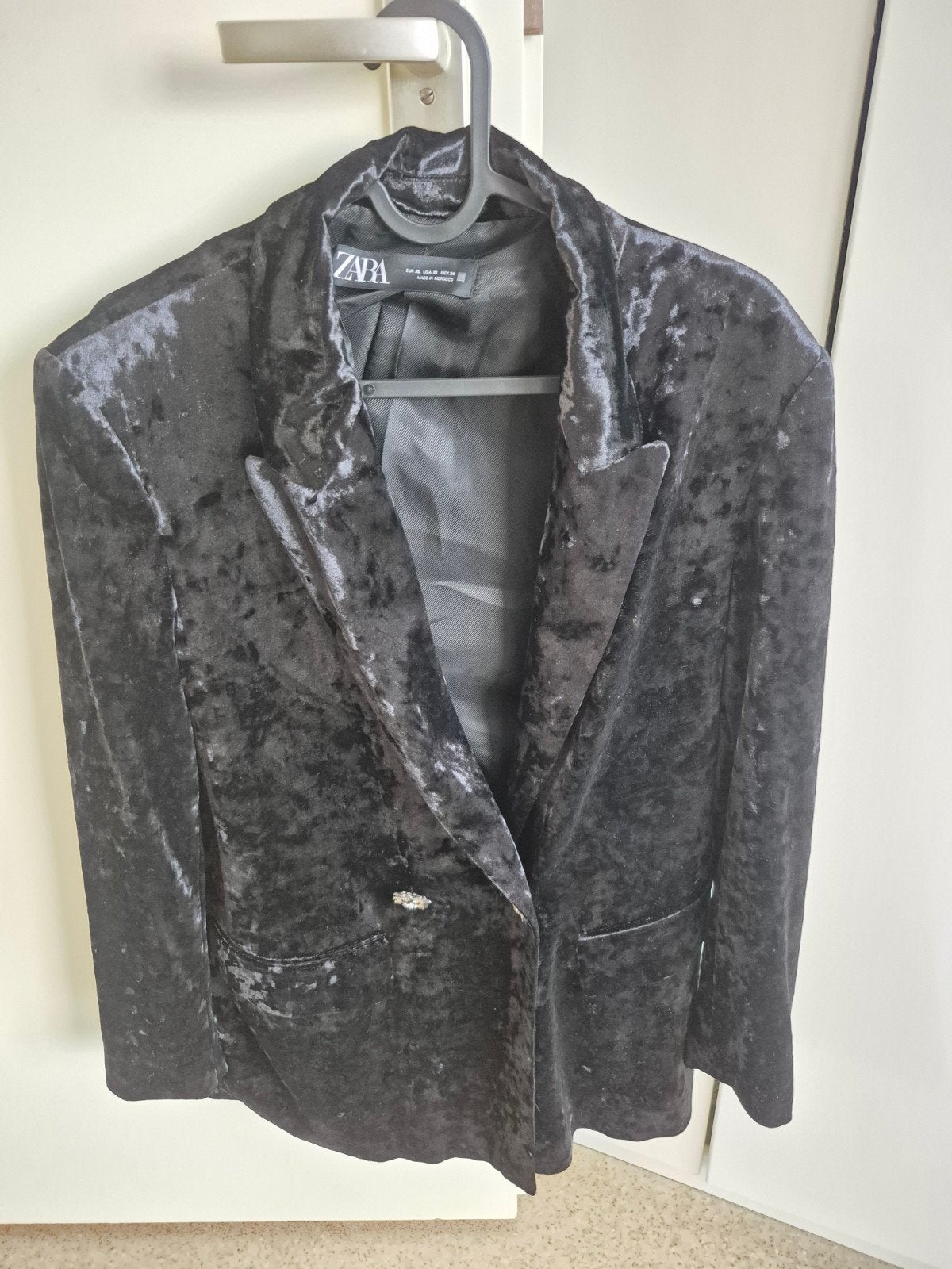 Zwarte fluwelen blazer van Zara met strass knopen, Kleding | Dames, Jasjes, Kostuums en Pakken, Ophalen of Verzenden, Zo goed als nieuw