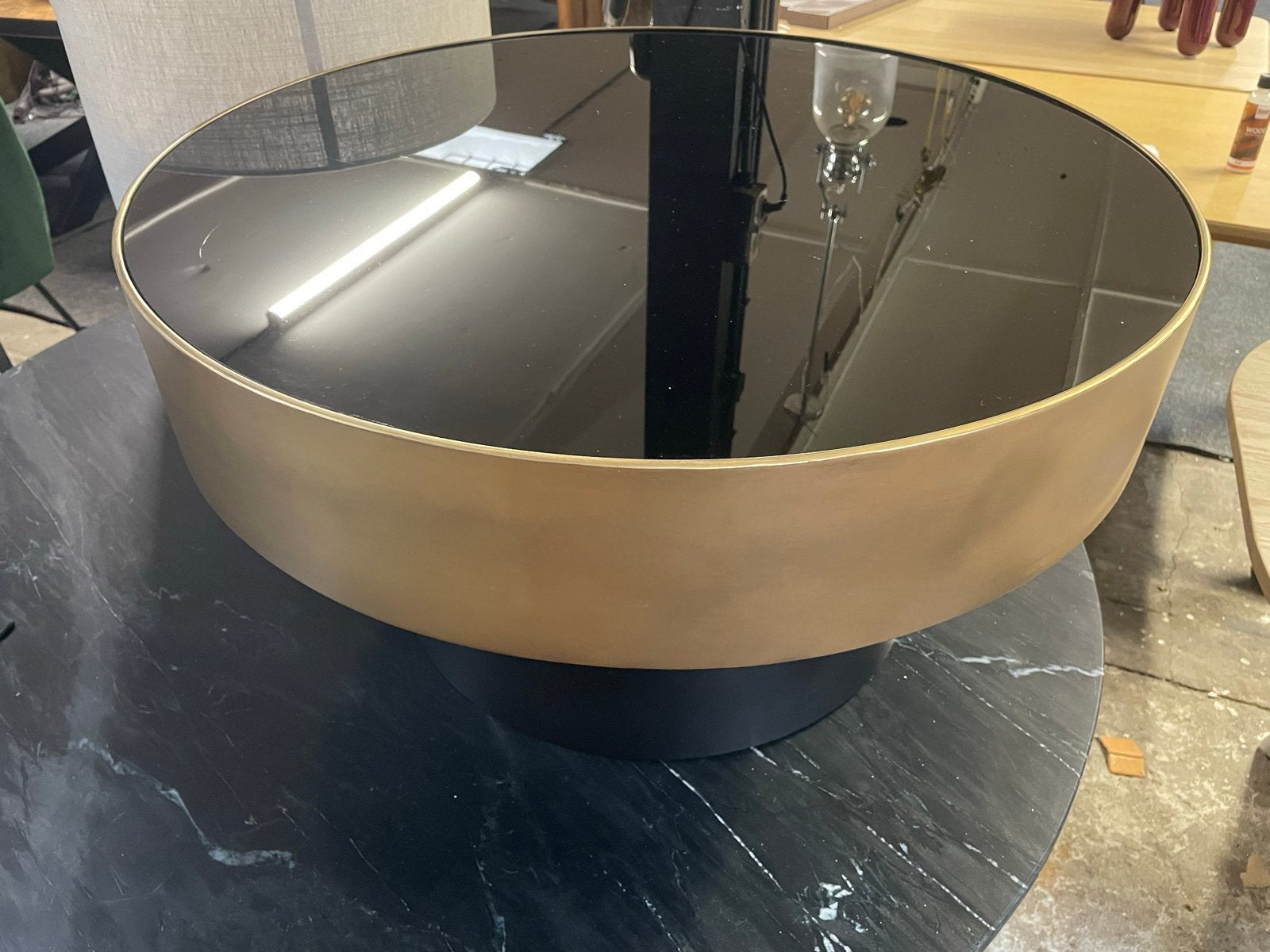 Moderne ronde tafel bunga 75 cm goud metaal met zwart glas, Huis en Inrichting, Tafels | Salontafels, Ophalen, 50 tot 100 cm, Rond