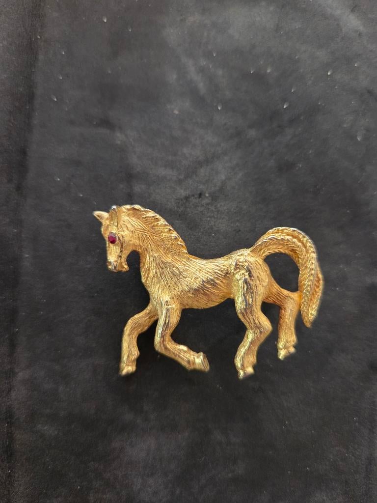 Goudkleurige  paardenbroche met robijn, Sieraden, Tassen en Uiterlijk, Broches, Overige materialen, 4 tot 7 cm, Ophalen of Verzenden