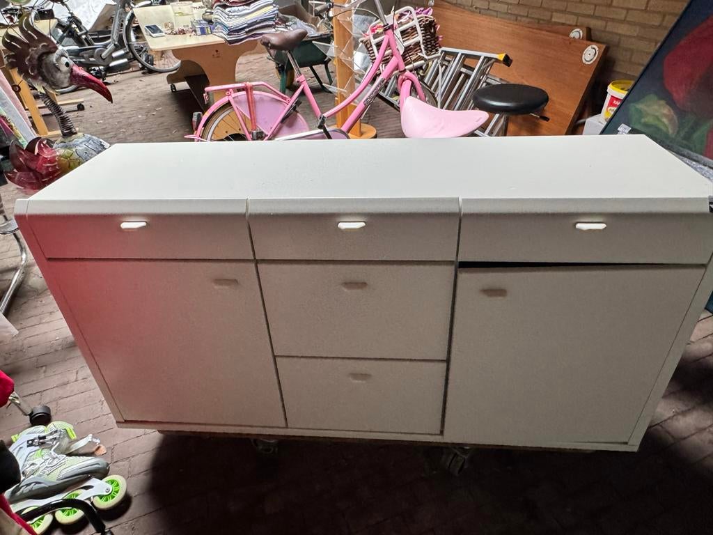 Gratis af te halen: Praktische ladekast/dressoir op wielen, Kunststof, Gebruikt, 100 tot 150 cm, Ophalen of Verzenden