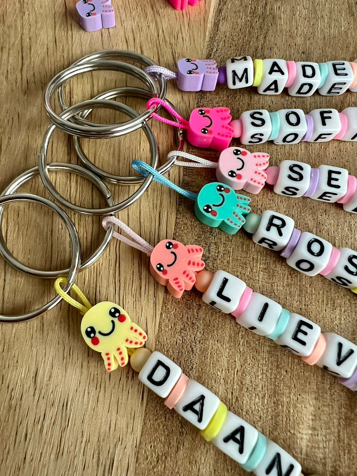 Schattige sleutelhangers met naam LEUKE TRAKTATIES, Ophalen of Verzenden, Nieuw