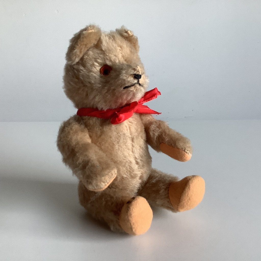 Klein vintage beertje met rode strik, Verzamelen, Beren en Cherished Teddies, Ophalen of Verzenden, Zo goed als nieuw, Stoffen beer