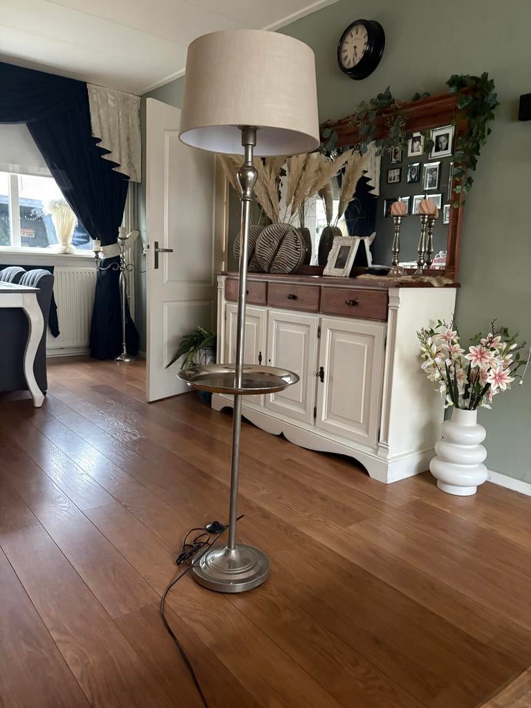 Stijlvolle vloerlamp met tafeltje - RM stijl, Huis en Inrichting, Lampen | Vloerlampen, Ophalen, Zo goed als nieuw, Metaal, 150 tot 200 cm