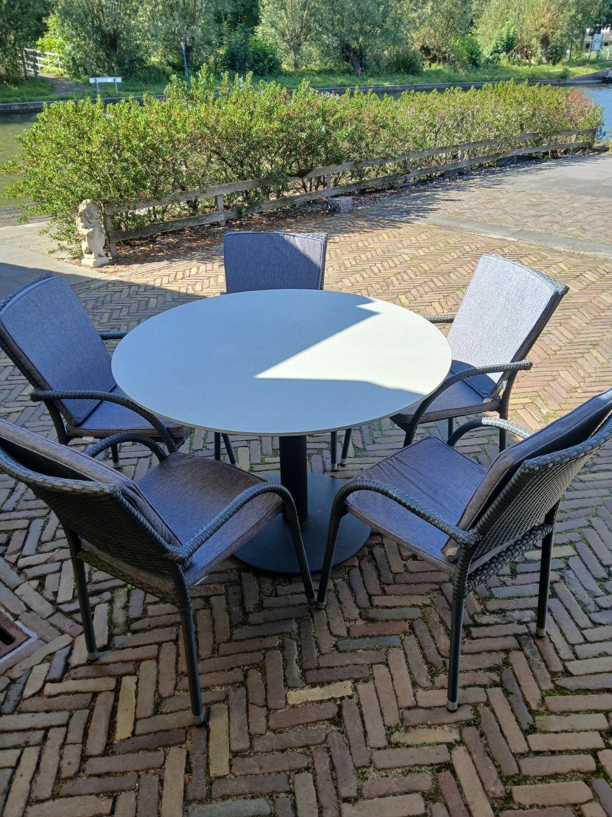 Moderne tuinset met ronde tafel en 5 stoelen en kussens, Ophalen, 5 zitplaatsen, Kunststof, Gebruikt