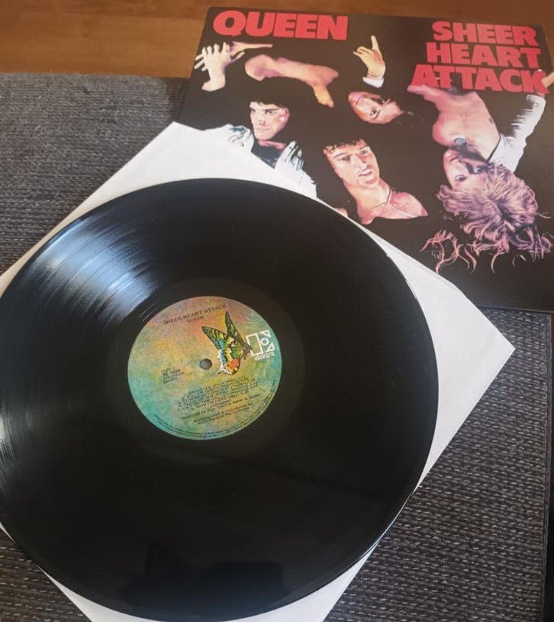 QUEEN - Sheer Heart Attack ELEKTRA LP + CD Barcelona, Ophalen of Verzenden, Overige formaten, Poprock