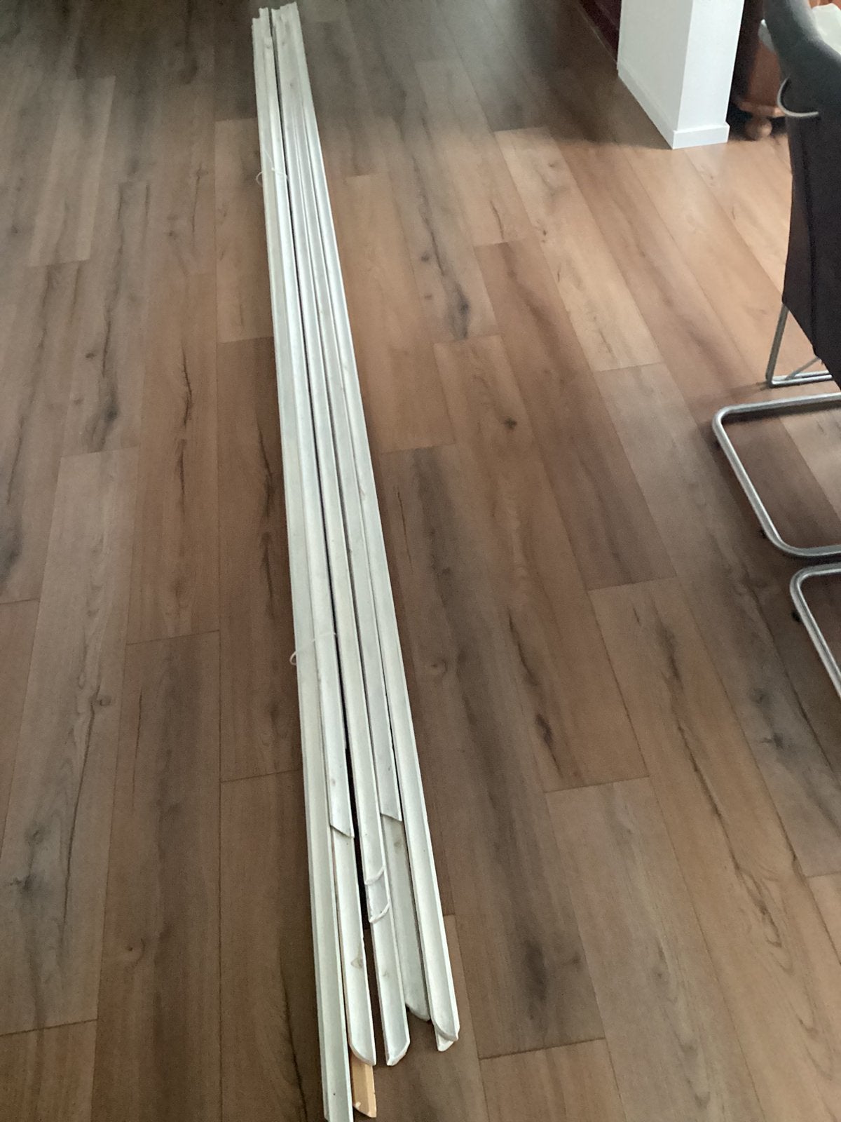 Grenen plinten hollat wit gegrond 28x28 75 meter lengte 420, Ophalen, Zo goed als nieuw, Wit