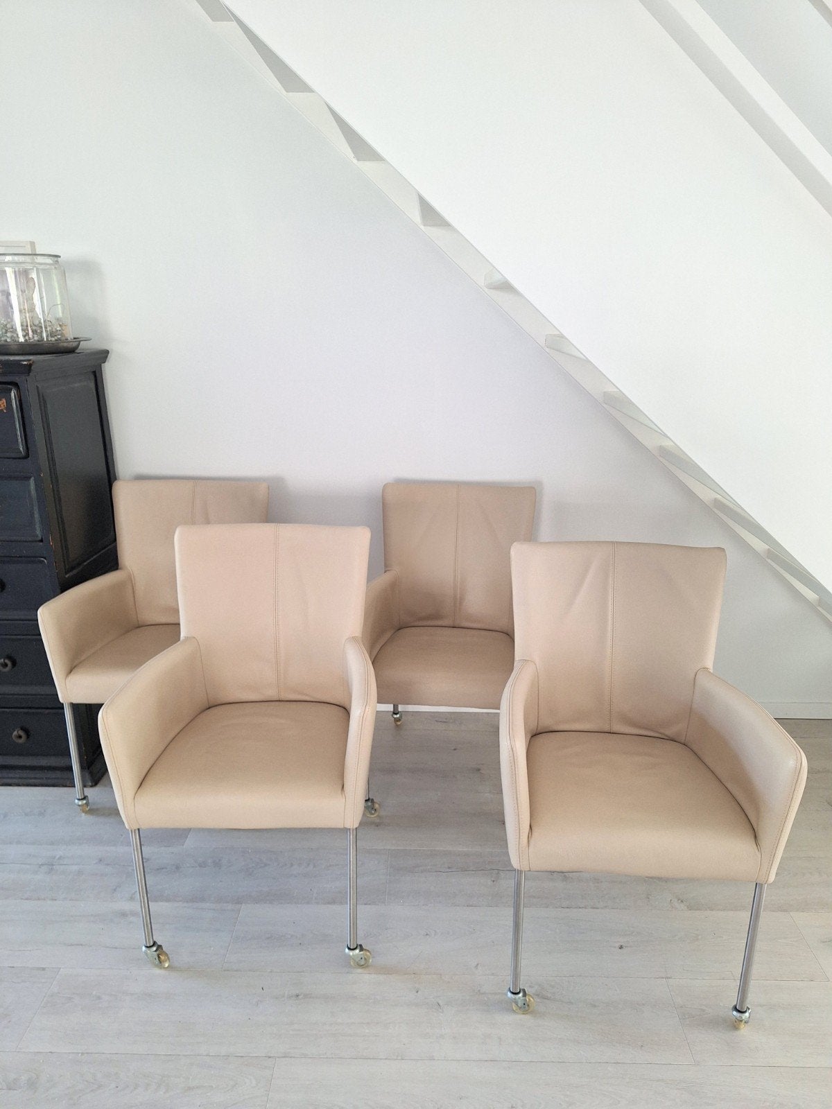 4 beige leren eetkamerstoelen op wieltjes, Ophalen, Modern, Comfortabel, Gebruikt, Overige kleuren
