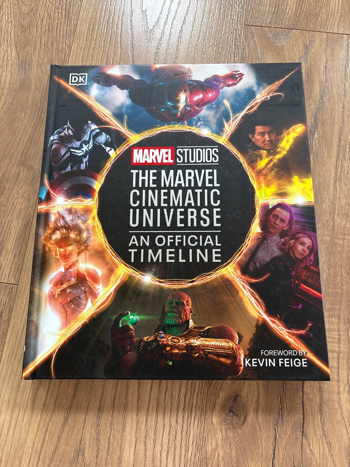 Disney Marvel Studios The Marvel Cinematic Universe Book, Ophalen of Verzenden, Zo goed als nieuw, Filmspecifiek