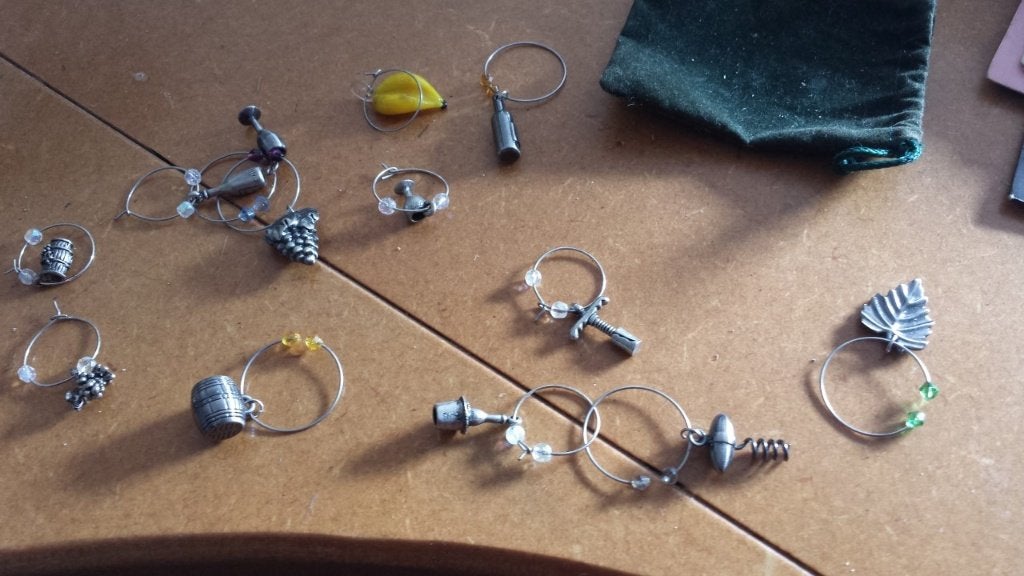 13 hangertjes/tin-veelal wijn/drank gerelateerd-ookVERZENDEN, Ophalen, Gebruikt, Overige gebieden, Overige typen