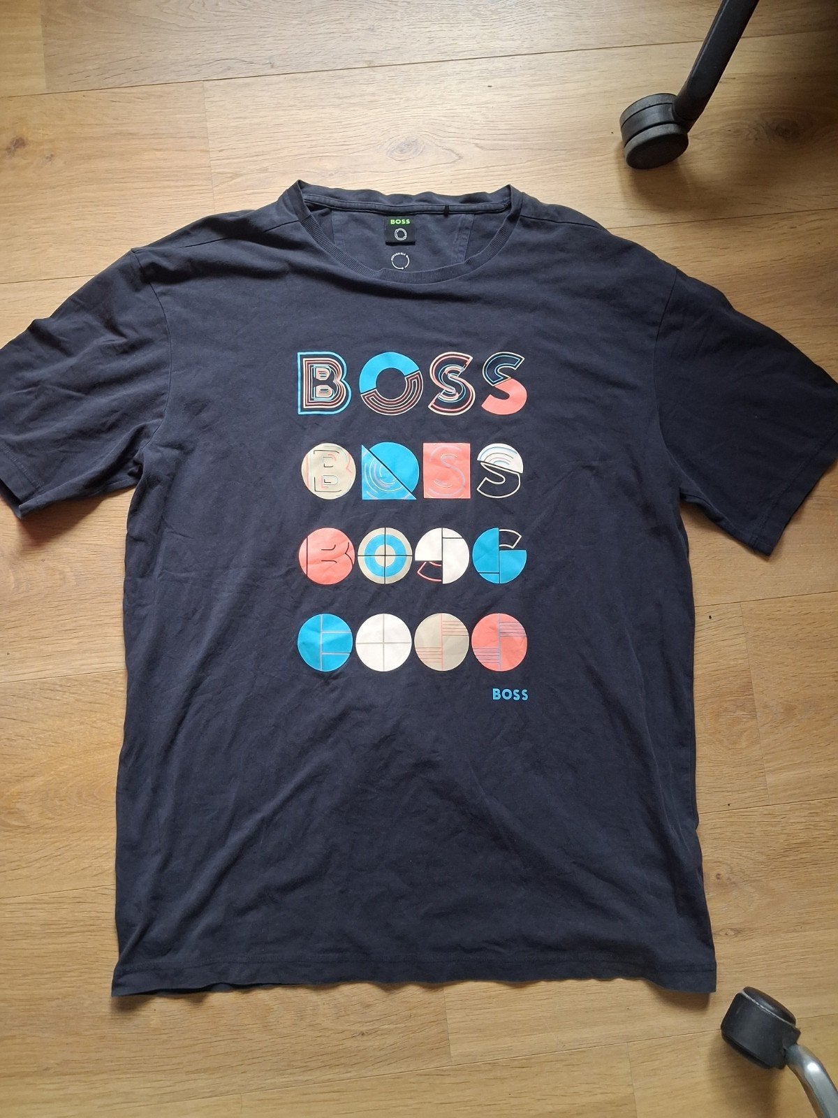 Hugo Boss T-shirt XL - Grijs met Kleurrijke Print, Kleding | Heren, Maat 56/58 (XL), Ophalen of Verzenden, Zo goed als nieuw, Hugo Boss