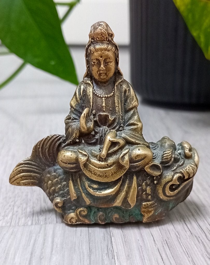 kwan yin zittend op een vis beeldje, chinese, Verzenden