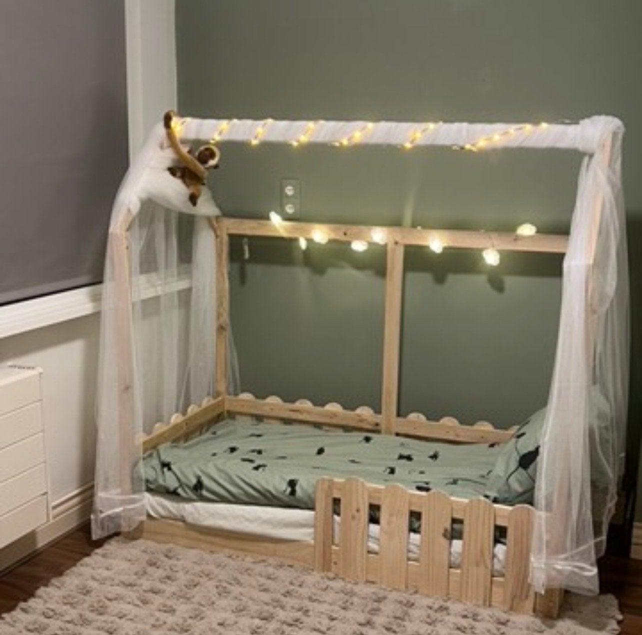 Houten kinderbed/huisbed met hekje en klamboe incl matras, Huis en Inrichting, Slaapkamer | Bedden, Ophalen, 190 cm of minder