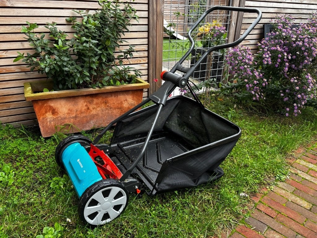 Gardena kooimesmaaier 330 + originele grasvangzak – z.g.a.n., Ophalen, Handgrasmaaier, Zo goed als nieuw, Opvangzak