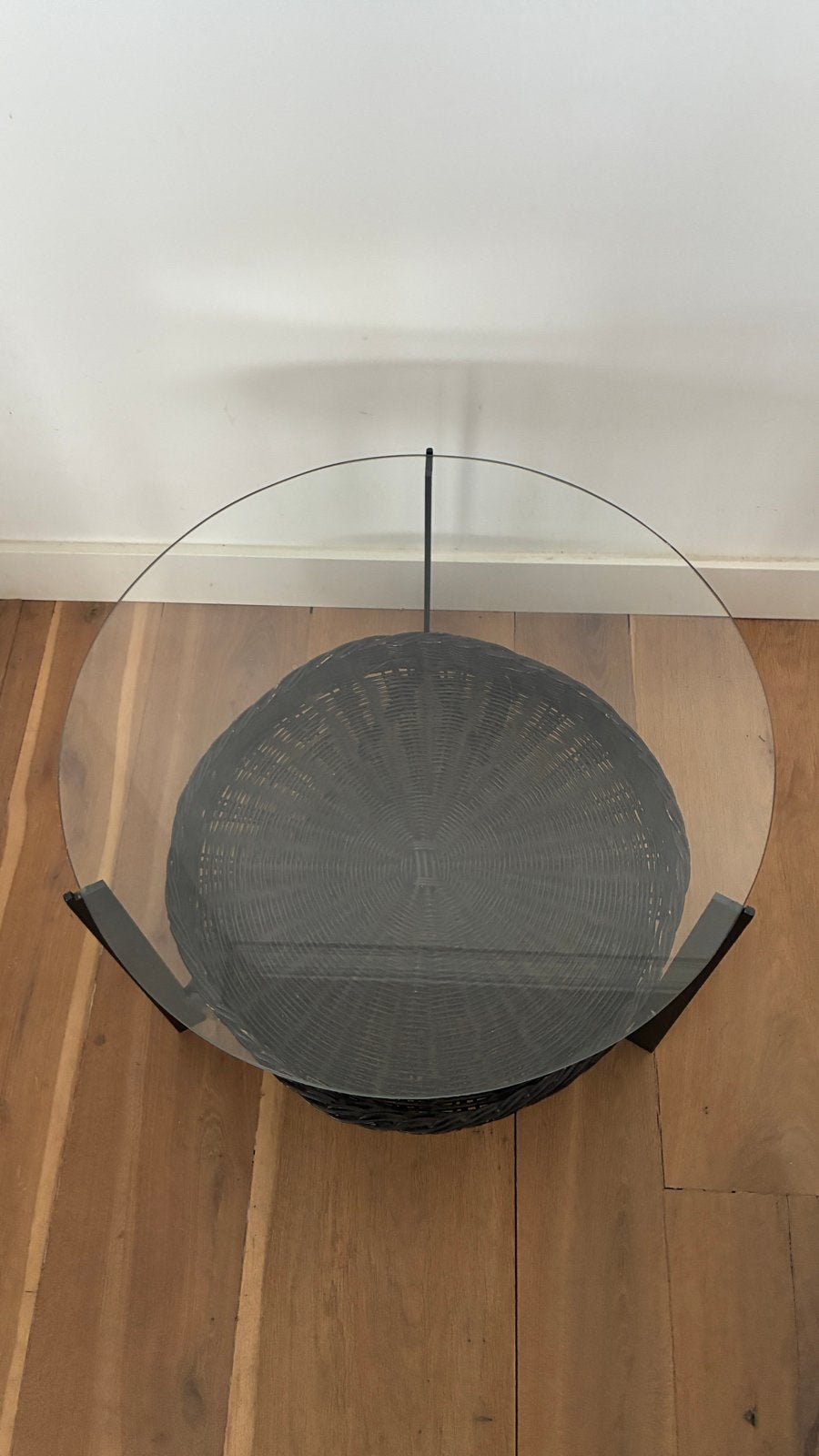 Kleine vintage salon of bijzettafel met glazen blad, Huis en Inrichting, Tafels | Salontafels, Ophalen, Gebruikt, 50 tot 100 cm