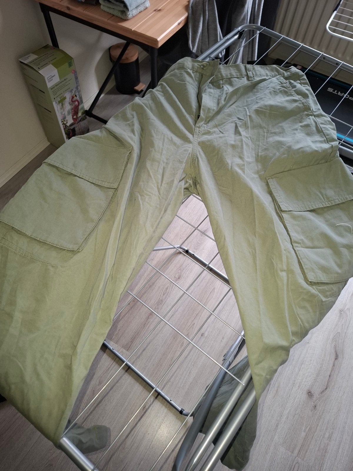grijsgroene broek met zakken. Monki maat 50, Ophalen of Verzenden, Zo goed als nieuw, Zwart, Broek of Spijkerbroek