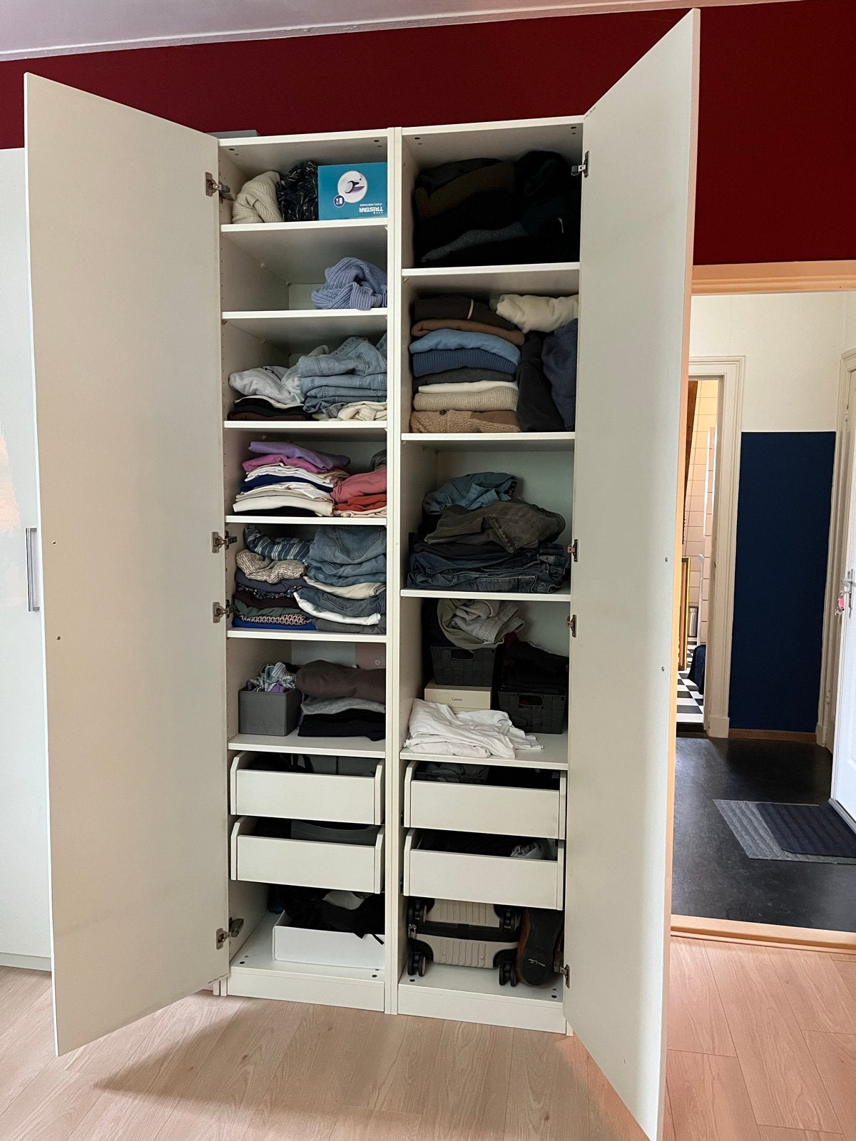 Foto 3 van Grote witte IKEA PAX kledingkast met veel opbergruimte
