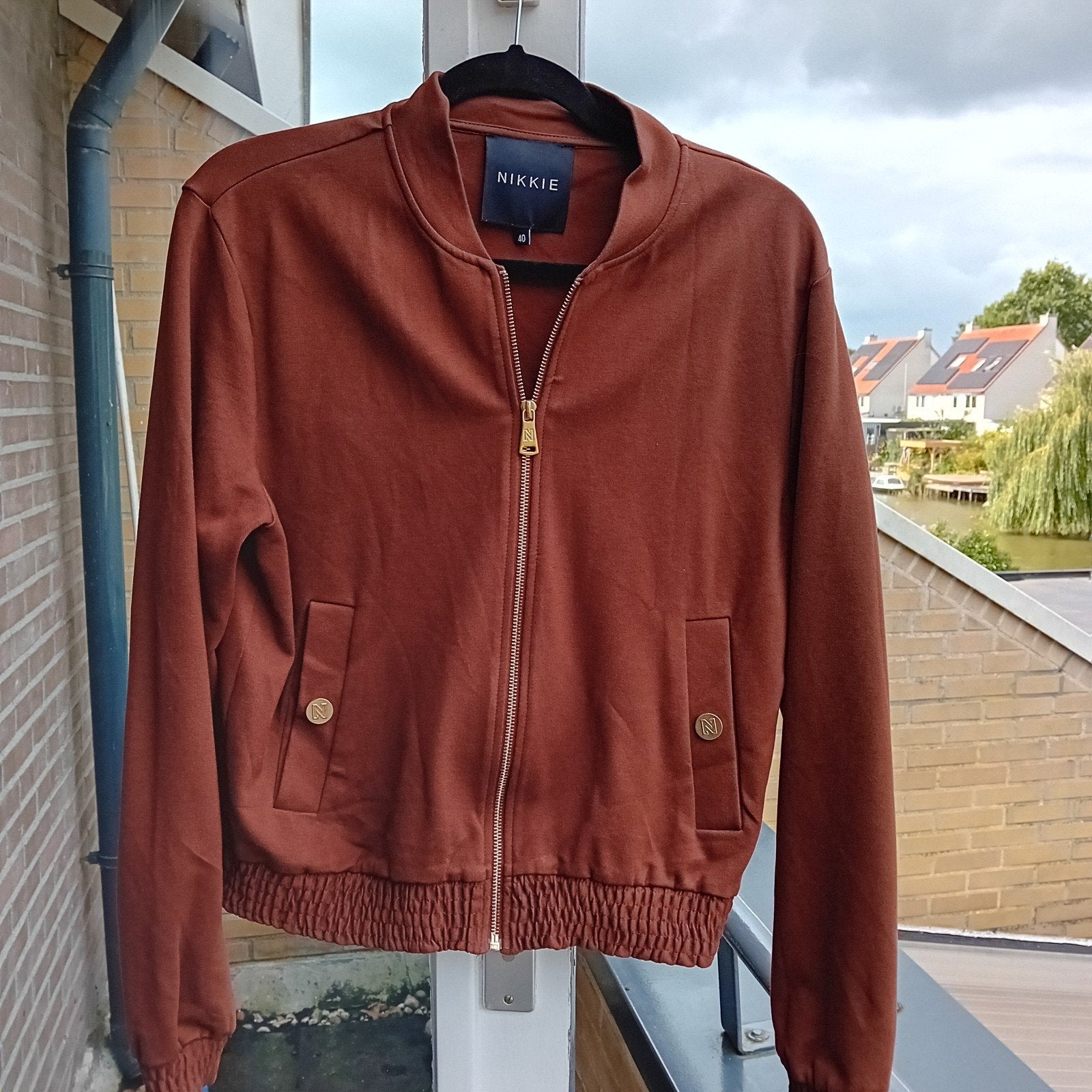 Nikkie pak, jasje en broek, bruin maat 40, Maat 38/40 (M), Bruin, Ophalen of Verzenden, Zo goed als nieuw