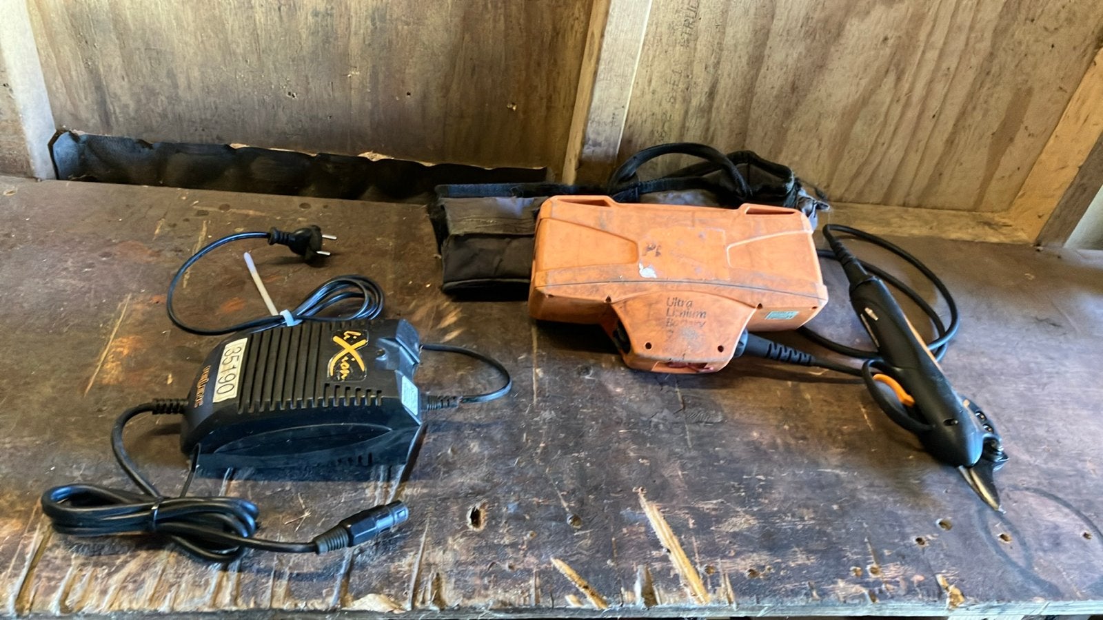 Li-Xion elektrische snoeischaar met lader en accu, Ophalen, Gebruikt, 20 t/m 29 mm