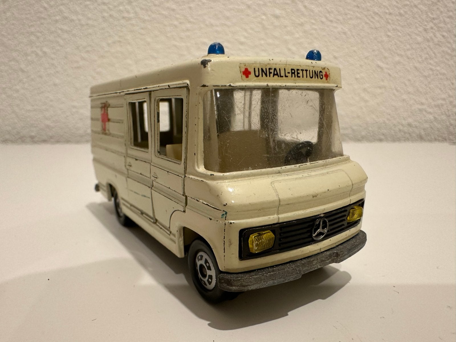Siku V305 Mercedes L406D Ambulance 1972 met brancard, Ophalen of Verzenden, Gebruikt, Bus of Vrachtwagen, SIKU