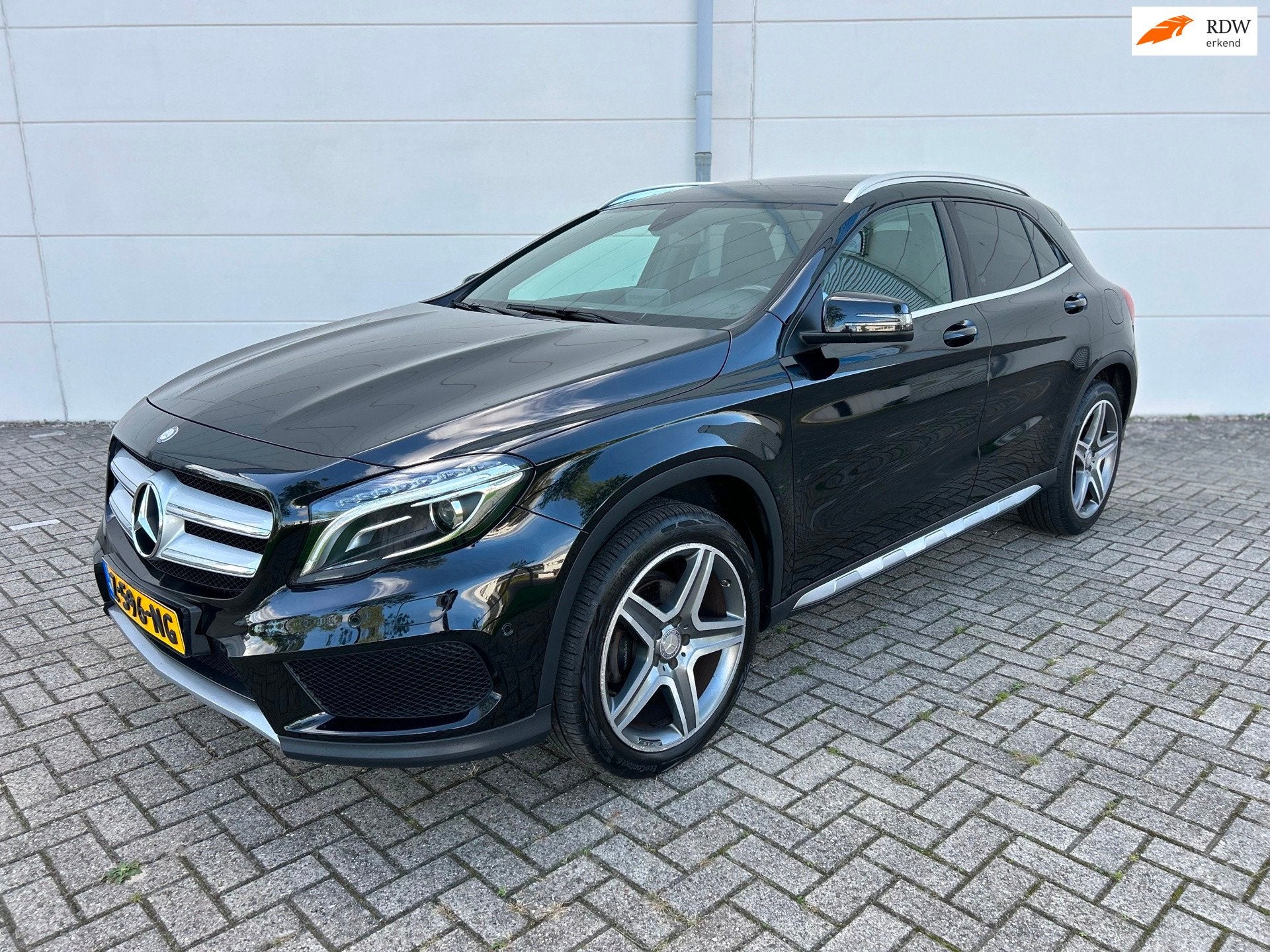 Mercedes-Benz GLA-klasse 180 Prestige AMG Line Automaat Pano, Auto's, Dealer onderhouden, Gebruikt, 4 cilinders, 715 kg