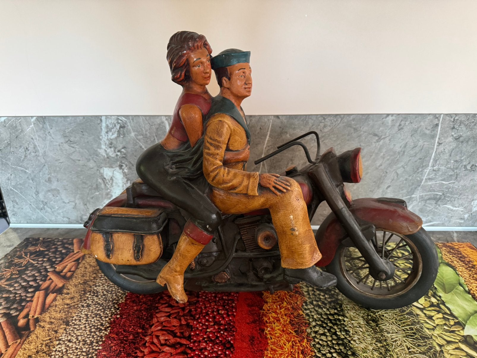 Uniek Vintage Beeldje – Matroos met Dame op Motor, Ophalen of Verzenden