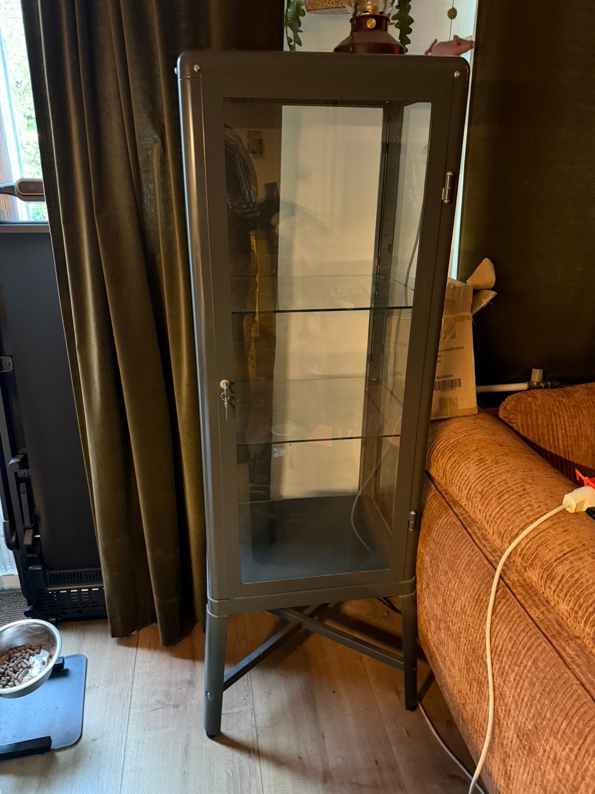 Ikea Fabrikör vitrinekast donkergrijs antraciet met sleutel, Huis en Inrichting, Kasten | Vitrinekasten, Ophalen, Zo goed als nieuw