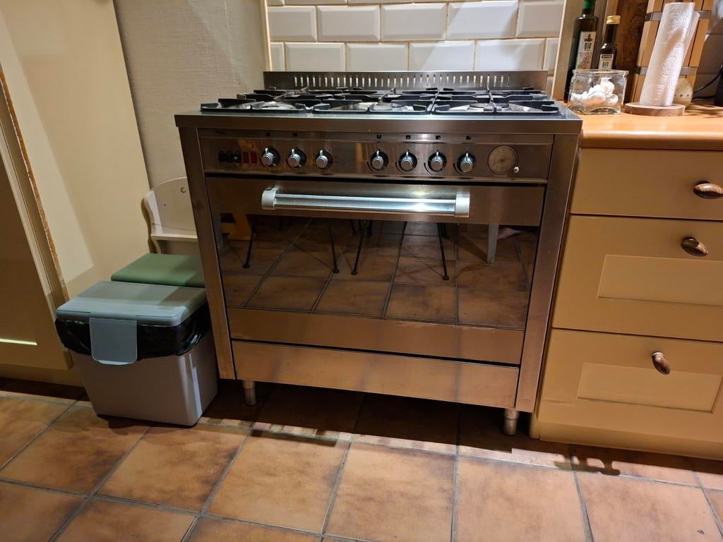 6 pits gasfornuis + oven gereserveerd, Gebruikt, 60 cm of meer, Gas, Vrijstaand
