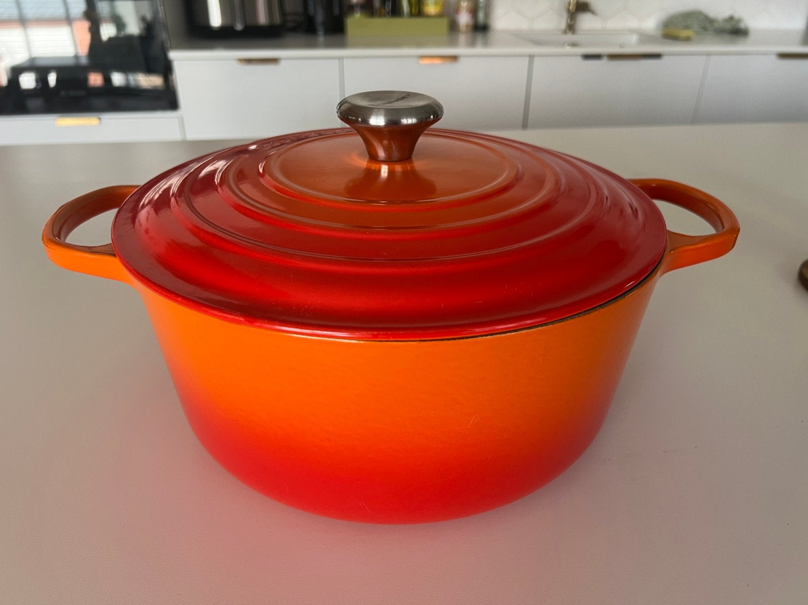 Nieuwe oranje gietijzeren braadpan van Le Creuset (28 cm), Huis en Inrichting, Keuken | Potten en Pannen, Gietijzer, Nieuw, Ophalen of Verzenden