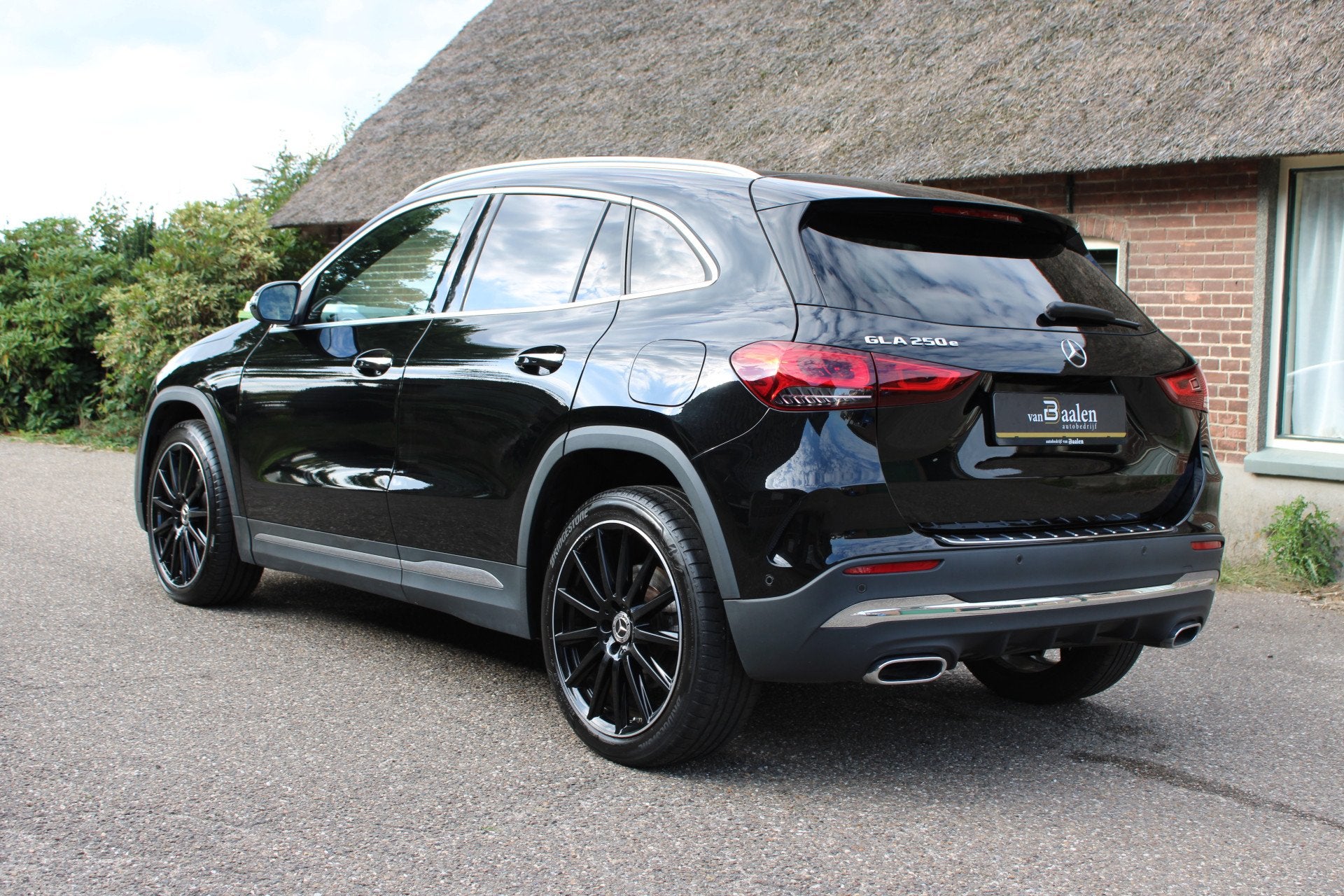 Mercedes-Benz GLA 250 e AMG Line PHEV SOh 98.3% PANO SFEER N, Auto's, Dealer onderhouden, Zwart, Automatische klimaatregeling