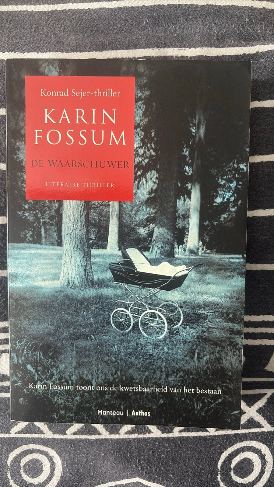 Karin Fossum - De Waarschuwer (Konrad Sejer-thriller), Boeken, Ophalen of Verzenden, Zo goed als nieuw, Scandinavië
