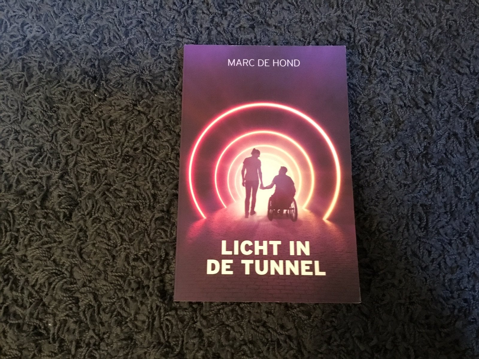 Licht in de tunnel  Marc de Hond, Ophalen of Verzenden, Zo goed als nieuw, Overige